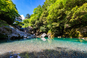 夏の高知県で見た、安居渓谷の仁淀ブルーと青空