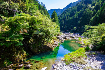 Fototapeta na wymiar 夏の高知県で見た、安居渓谷近くの仁淀ブルーと青空