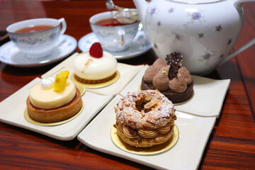 アフタヌーンティー、紅茶とケーキ