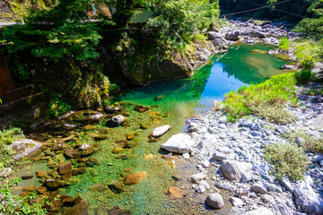 夏の高知県で見た、安居渓谷近くの仁淀ブルー