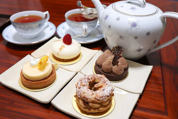 アフタヌーンティー、紅茶とケーキ
