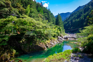 夏の高知県で見た、安居渓谷近くの仁淀ブルーと青空