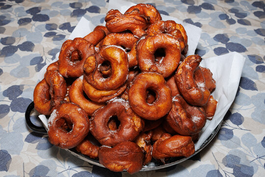 Bu&ntilde;uelos caseros recien hechos, dulce tradicional en la comunidad valenciana para el d&iacute;a del padre, 19 de marzo, Espa&ntilde;a