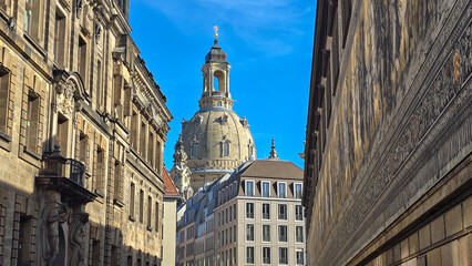 Dresden Innenstadt mit Blick auf die Frauenkirche und blauer Himmel 