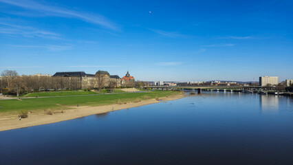 Fototapeta na wymiar Dresden Panorama Blick mit blauen Himmel und Sonnenschein 