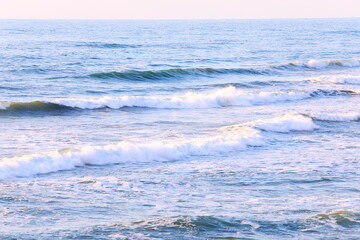 白波が美しい海辺の風景