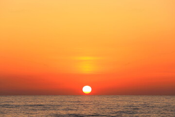 海に沈む美しい夕日