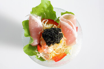 キャビアと生ハムのサラダ