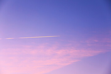 夕焼け雲と飛行機雲