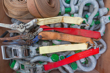 Fastenings for transporting goods. Straps, steel shackles and ratchet locks.