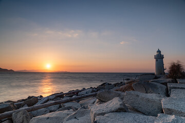 灯台と沈む夕陽