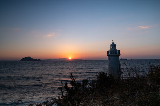 灯台と沈む夕陽