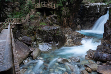 美しい滝と遊歩道　竜神の滝