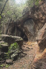 Obraz premium Unique rock formation with layers of sedimentary rock, showcasing natural beauty and geological history. at Pachmarhi, Madhya Pradesh, India