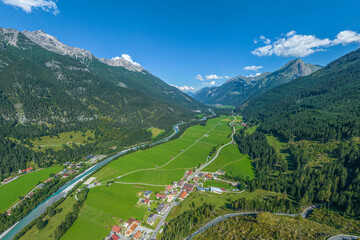 Ausblick auf das idyllisch gelegene Häselgehr im Naturpark Tiroler Lechtal