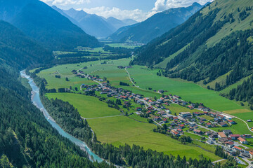 Fototapeta na wymiar Das wildromantische Tiroler Lechtal bei Häselgehr von oben