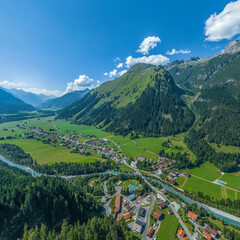 Ausblick auf das idyllisch gelegene Häselgehr im Naturpark Tiroler Lechtal