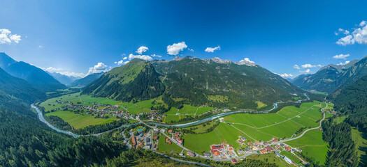 Das wildromantische Tiroler Lechtal bei Häselgehr von oben