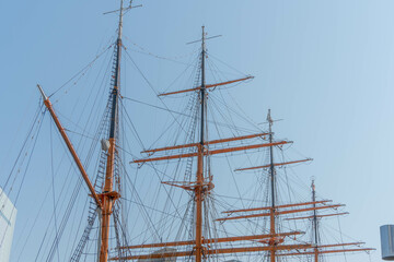 港に係留されている大型帆船のマスト
