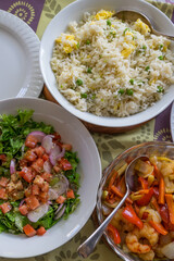 Arroz chino, gambas agridulces y ensalada