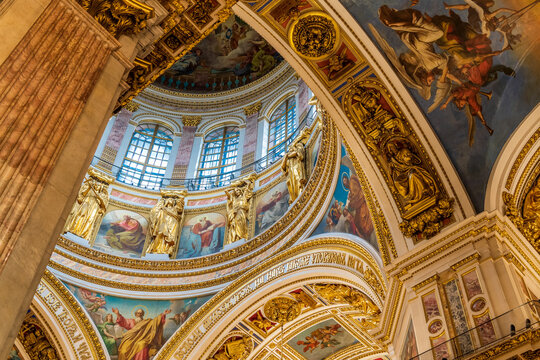 Interior of St. Isaac's Cathedral. St. Petersburg. Luxurious decoration of one of the most beautiful cathedrals. 15.04.2022.