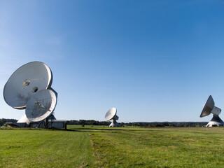 Parabolantennen für die Kommunikation mit Satelliten