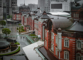 雨のしっとりした日の東京駅をビルの上から眺める