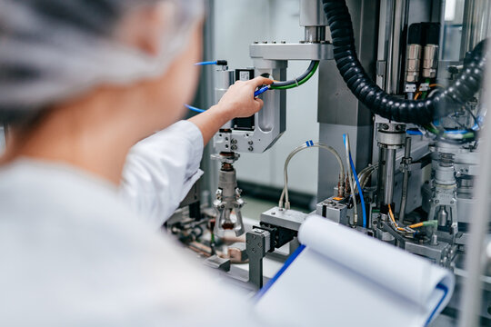 Portr&auml;t von einem Ingenieur der in der Industrie die Anlage auf Fehler &uuml;berpr&uuml;ft