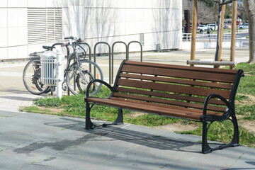 Commodités de plein-air en ville : banc, corbeille à déchets, parking à vélos.