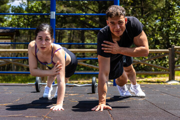 Obraz premium Fitness training session with push-ups outdoors