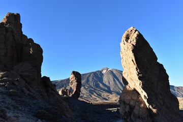 El Roque Cinchado parmi los Roques de García avec le Teide dans la caldeira de las Cañadas, située dans la plaine de Llano de Ucanca dans le parc national du Teide à Ténérife dans les îles Canaries