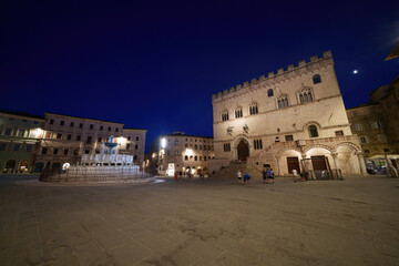 Fototapeta premium Perugia, historic city of Umbria, Italy: Piazza IV Novembre by night