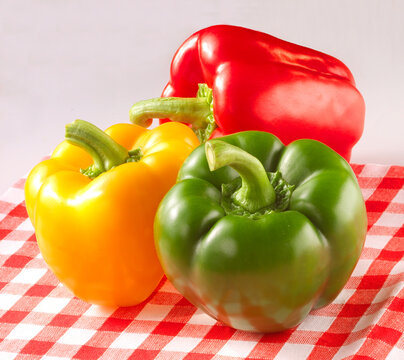 Paprika, rote Parika, gelbe Paprika, gr&uuml;ne Paprika, Gem&uuml;se, karierte Decke,