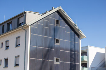 Mehrfamilienhaus mit Solarfassade
