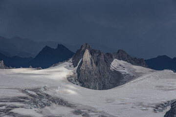 Glacier du Mont-Blanc par temps orageux - obrazy, fototapety, plakaty