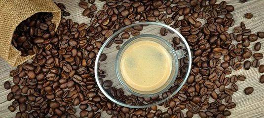 Poster tasse de café et grains de café étalés sur une table, en gros plan  © ALF photo