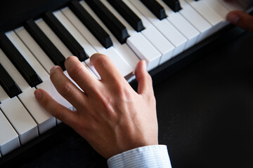 Main gauche d'un pianiste entrain de jouer