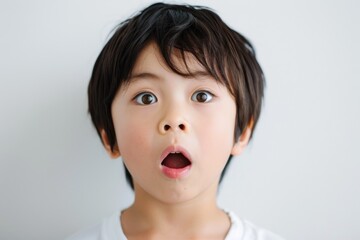 驚く日本人の男の子のアップ写真（キッズ・驚愕・びっくり・愕然・衝撃）