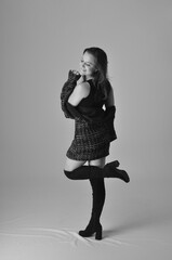 modelo mulher em pose dinâmica foto preto e branco 