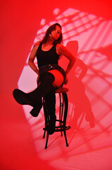 beldade sexy em ensaio feminino fashion em estúdio, mulher dançarina com botas elegantes 