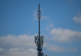 Richtfunk, Radiofunk und Handymast Antennenanlage auf einem Geb&auml;ude