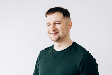 Obraz premium A man in a green T-shirt shows emotions in front of the camera