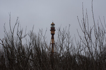 un faro en la playa un dia nublado