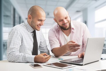 Obraz premium Happy business team work together on laptop