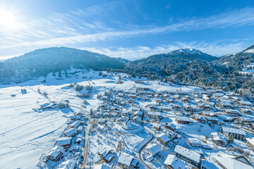 Ausblick auf das tief verschneite südliche Allgäu rund um Obermaiselstein