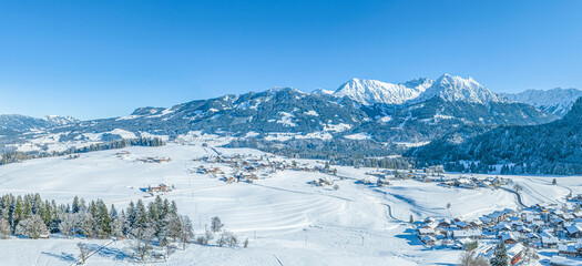 Ausblick auf das tief verschneite südliche Allgäu rund um Obermaiselstein
