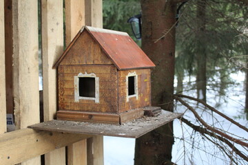 Obraz na płótnie Canvas bird feeder in the form of a house