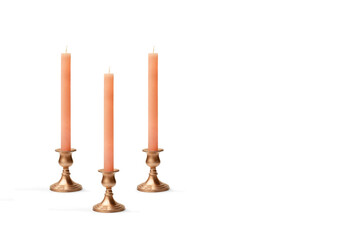 Velas rosa larga con candelabro sobre un fondo blanco aislado. Vista de frente y de cerca. Copy space.  - 764121105