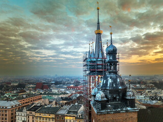Remont wieży Kościoła Mariackiego w Krakowie, rusztowanie na wieży marzec 2024 roku