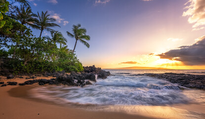 Fototapeta na wymiar Hawaiian sunset with beautiful ocean and beach